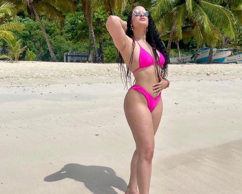 CHICA EN PLAYA RINCON